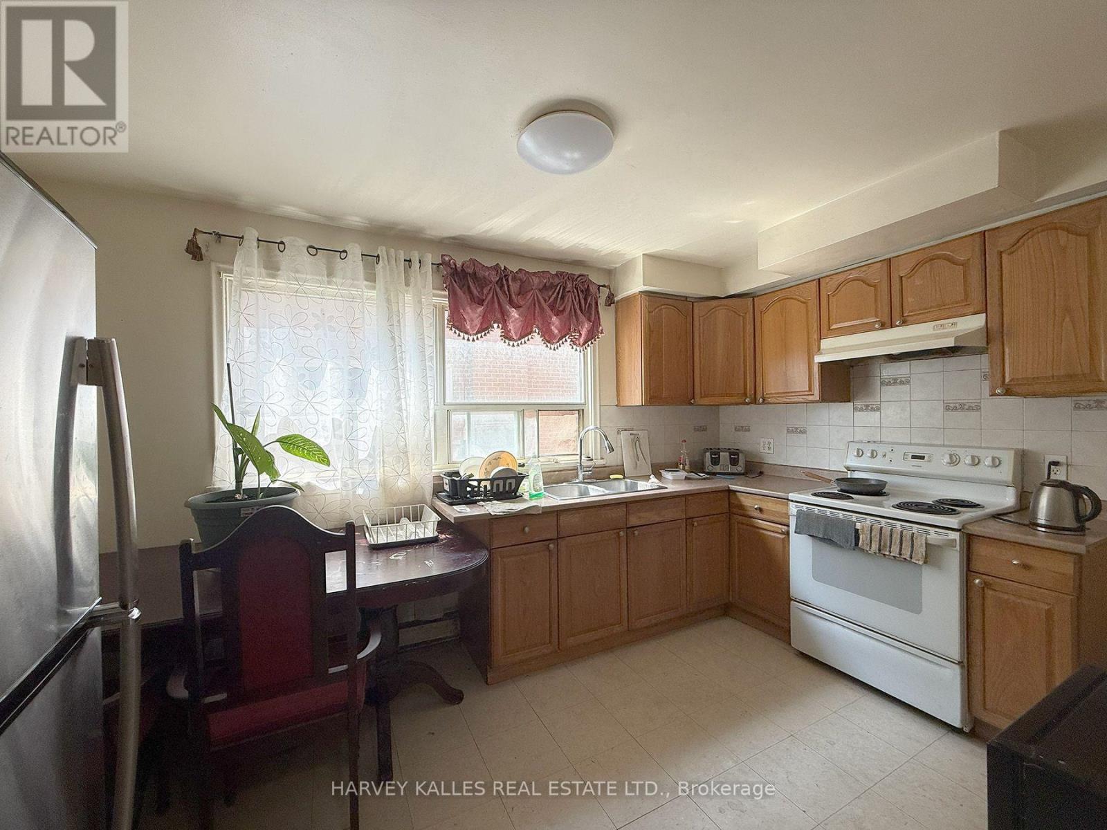 Room # 3 - 8 Medford Avenue, Toronto, Ontario  M1L 4G2 - Photo 6 - E13609104