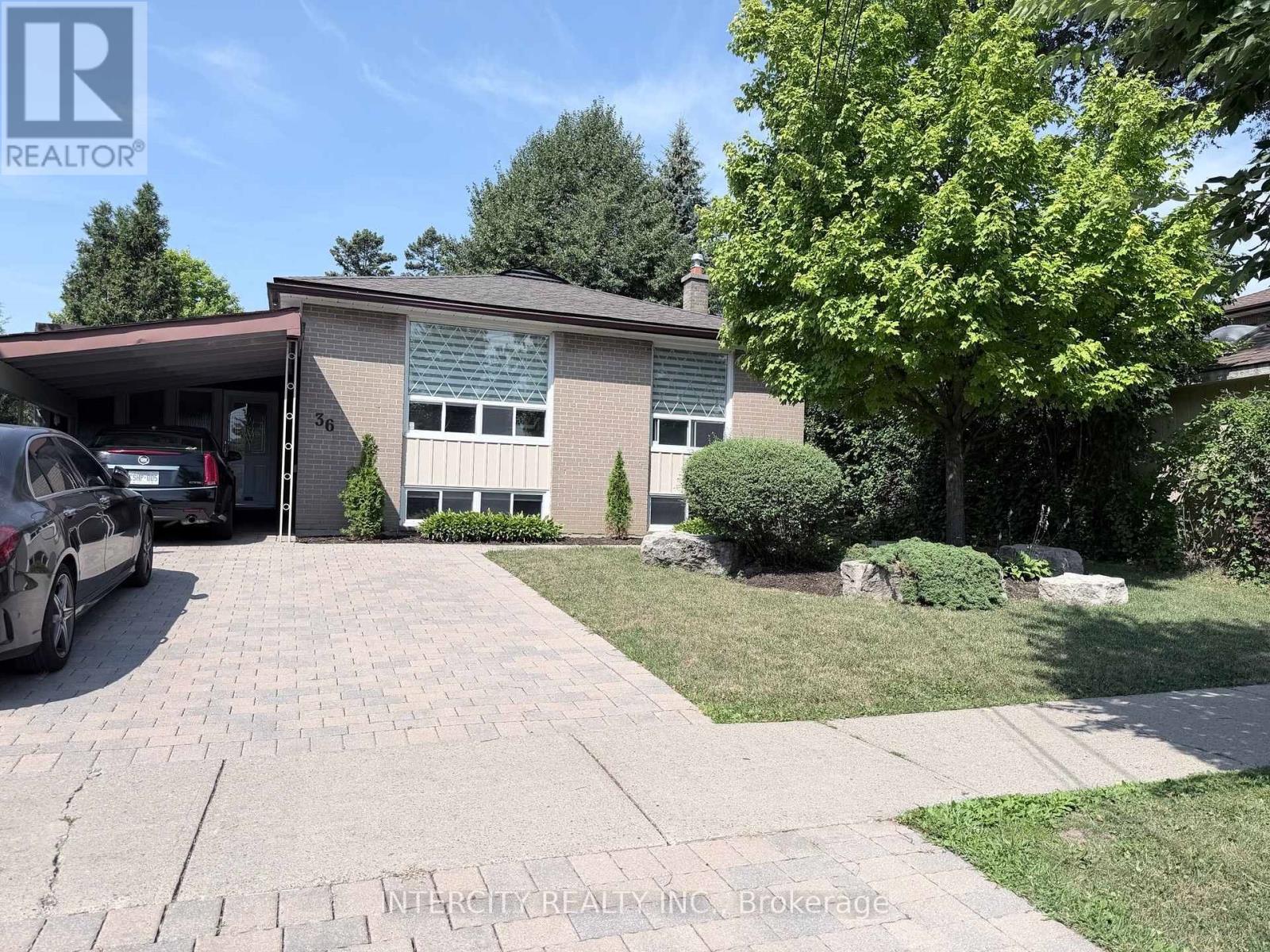 36 STRATHBURN BOULEVARD, Toronto (Humberlea-Pelmo Park)