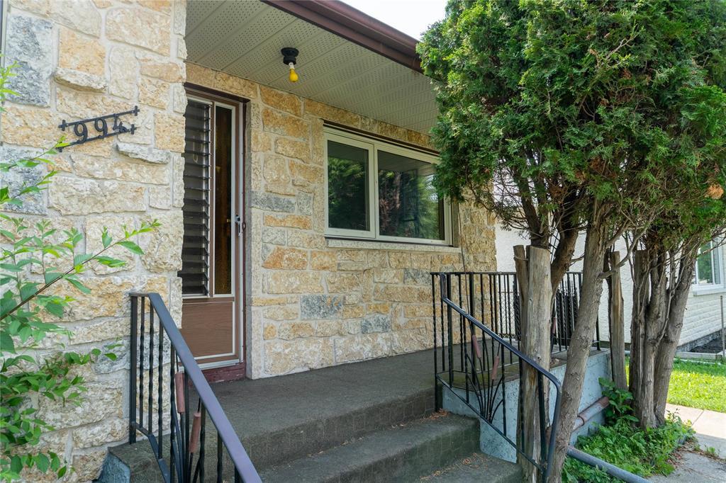 994 Manhattan Avenue, Winnipeg, Manitoba  R2L 1C2 - Photo 1 - 202618707