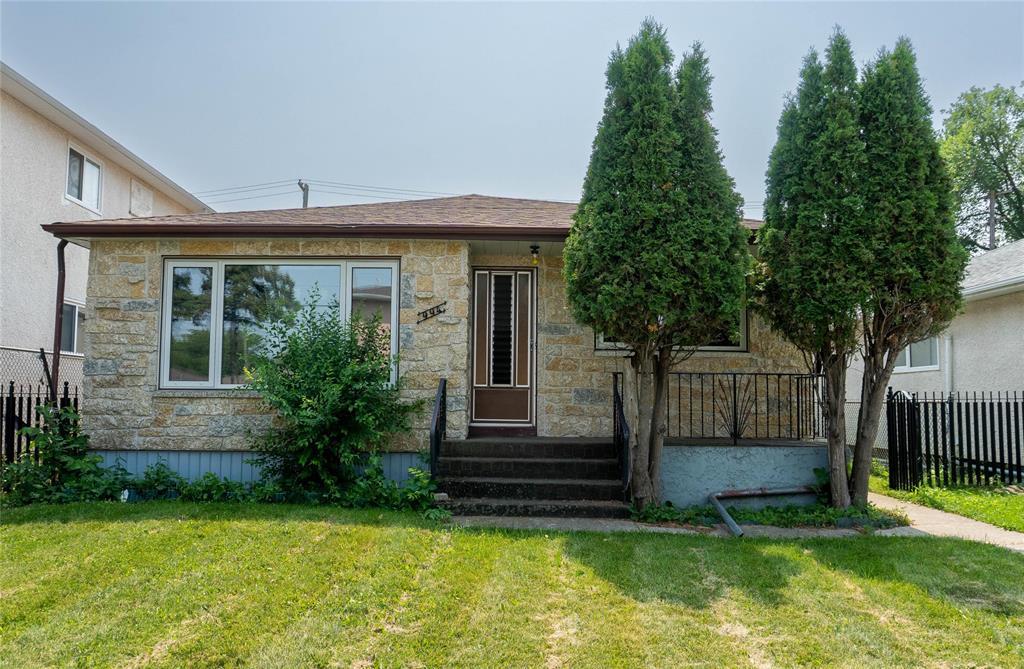 994 Manhattan Avenue, Winnipeg, Manitoba  R2L 1C2 - Photo 0 - 202618707
