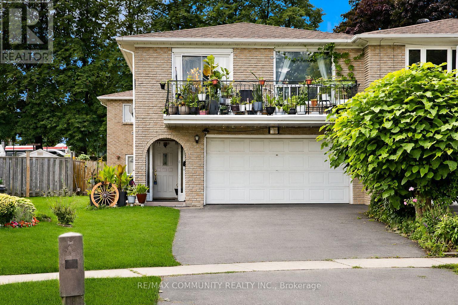 <div class="slider-price">$1,098,000</div><p>17 Tineta Crescent, Toronto, Ontario</p>