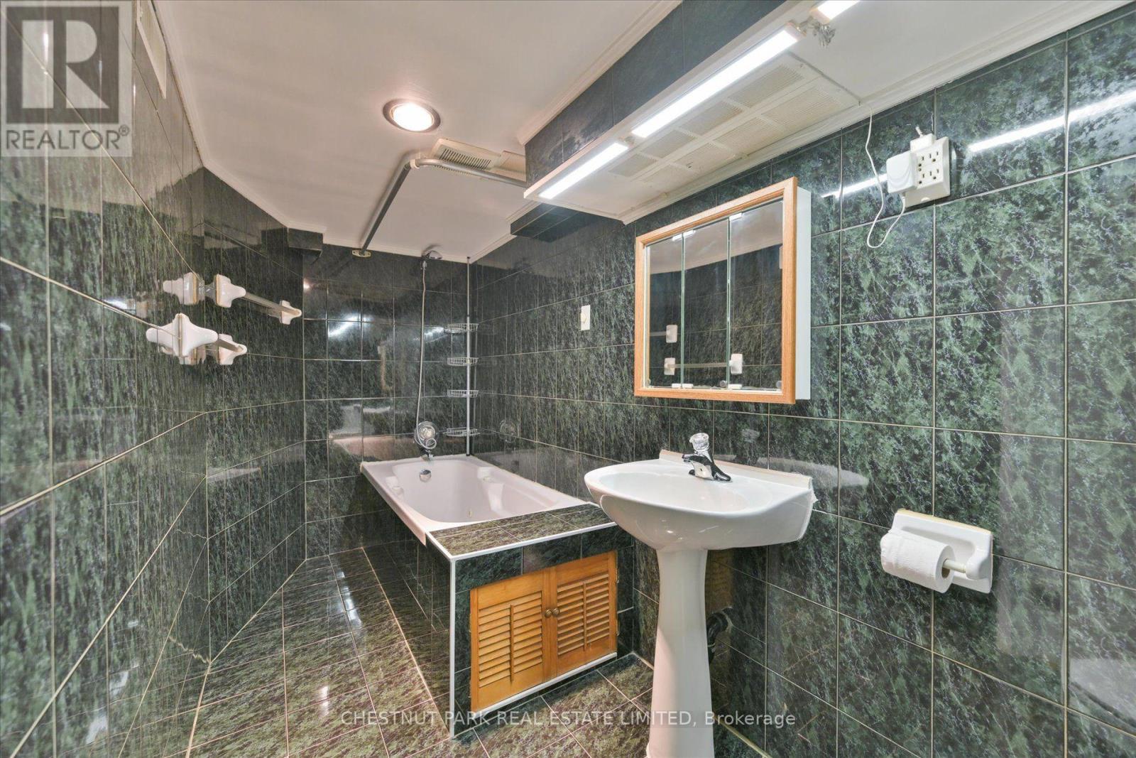 Main & Bsmt - 13 Silver Avenue, Toronto, Ontario  M6R 1X9 - Photo 16 - W13609318