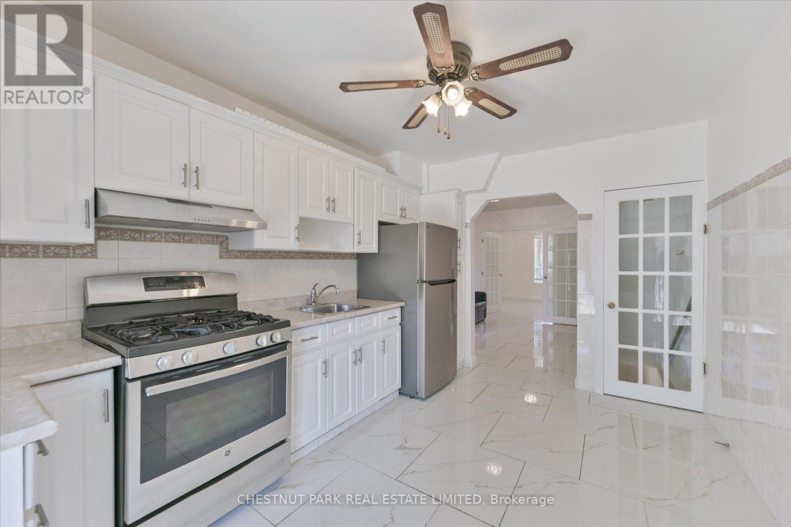 Main & Bsmt - 13 Silver Avenue, Toronto, Ontario  M6R 1X9 - Photo 7 - W13609318