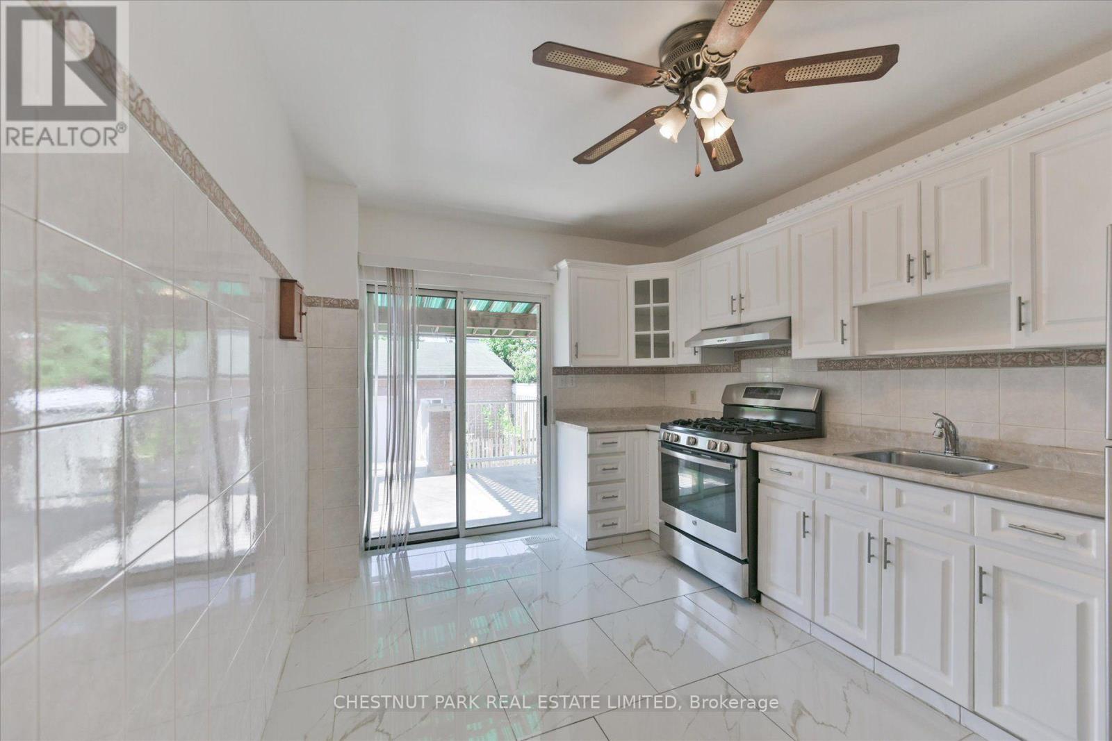 Main & Bsmt - 13 Silver Avenue, Toronto, Ontario  M6R 1X9 - Photo 8 - W13609318