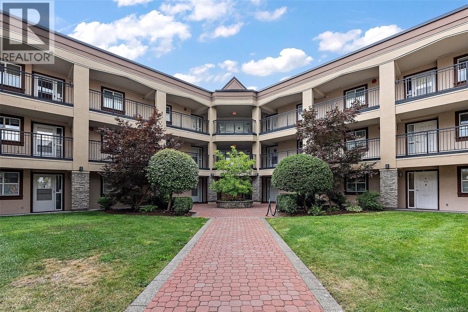 212 3969 Shelbourne St, Saanich, British Columbia