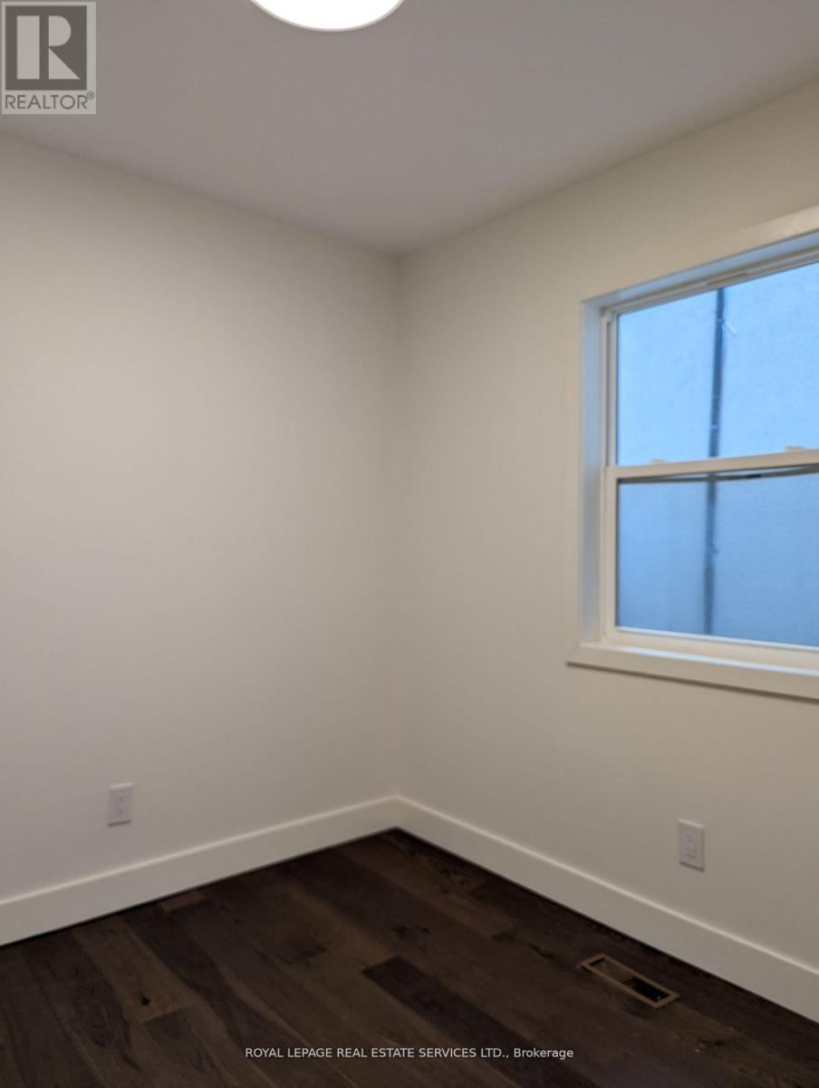 Main - 264a Hastings Avenue, Toronto, Ontario  M4L 2M1 - Photo 11 - E13609542