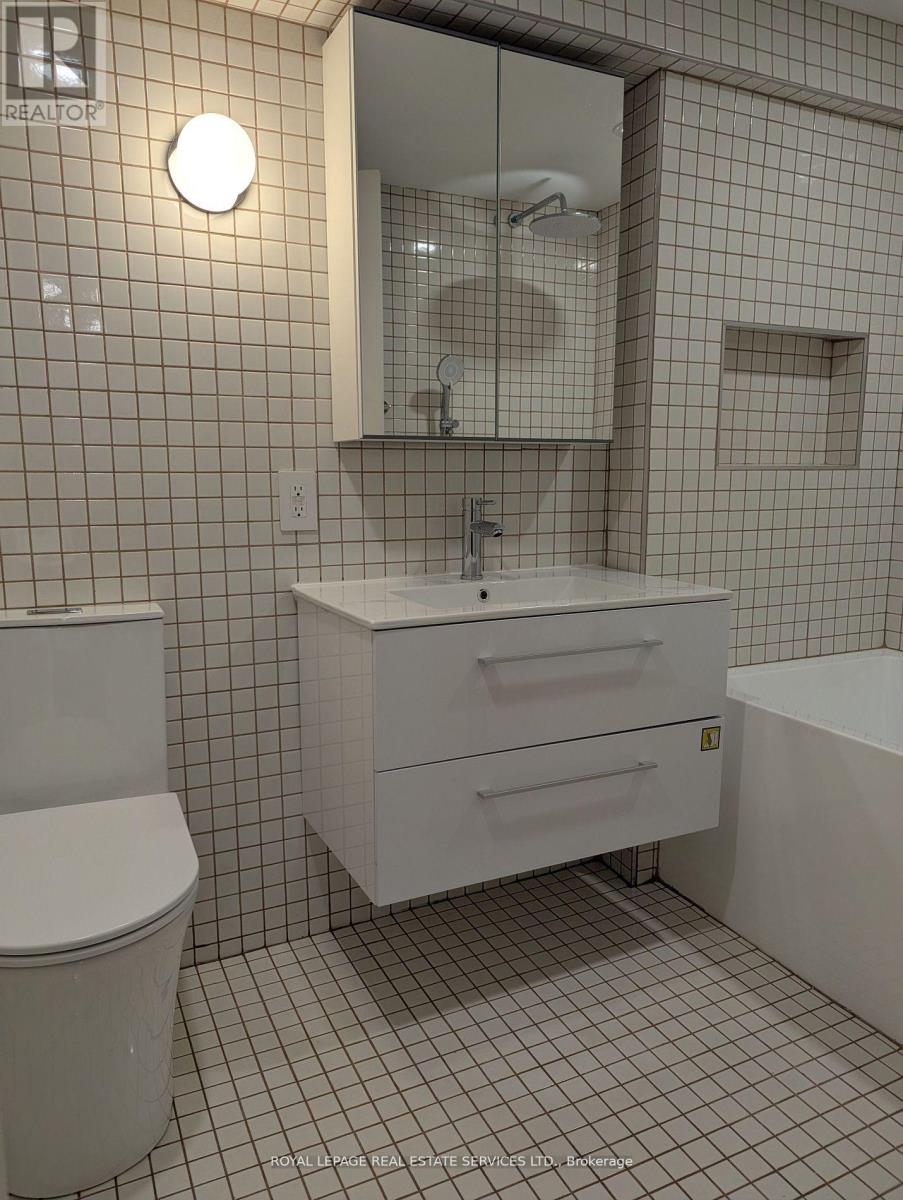 Main - 264a Hastings Avenue, Toronto, Ontario  M4L 2M1 - Photo 14 - E13609542