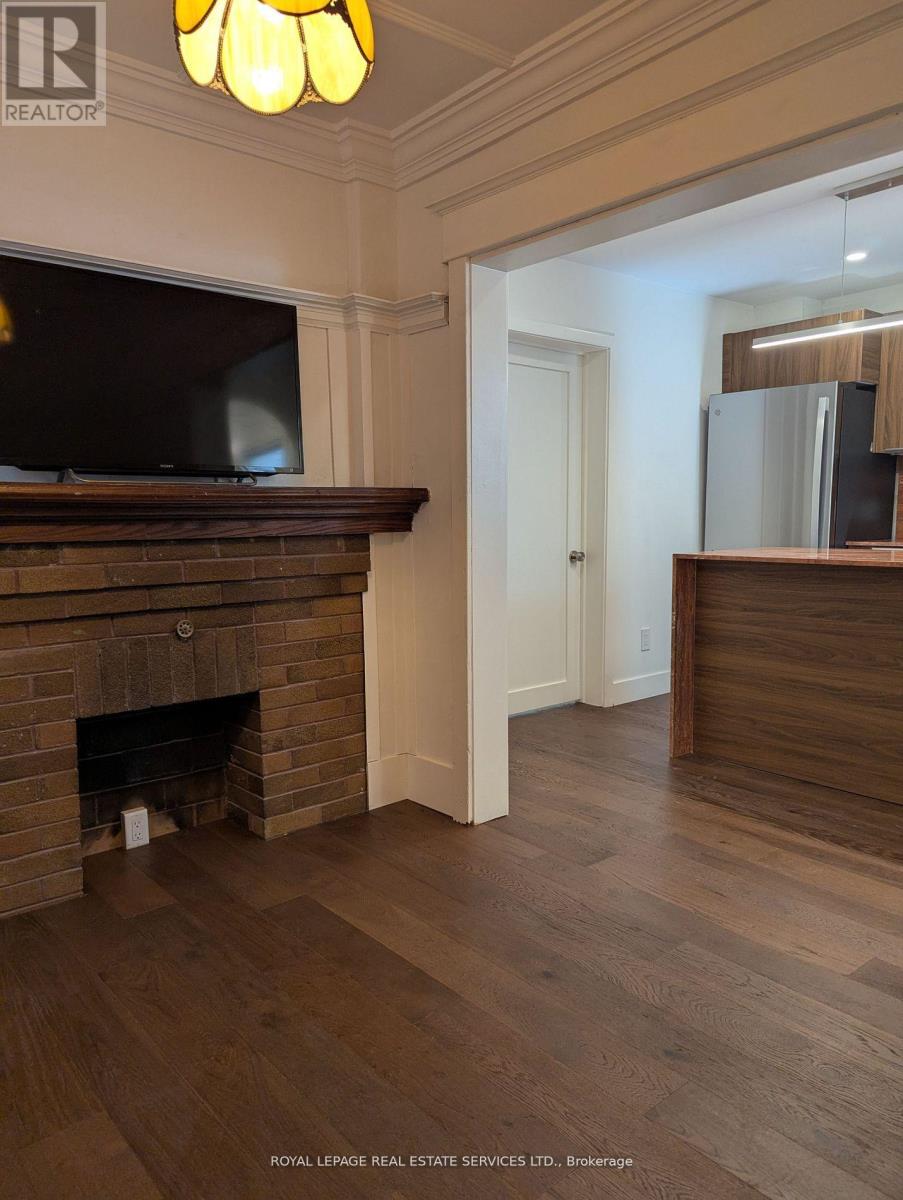 Main - 264a Hastings Avenue, Toronto, Ontario  M4L 2M1 - Photo 3 - E13609542