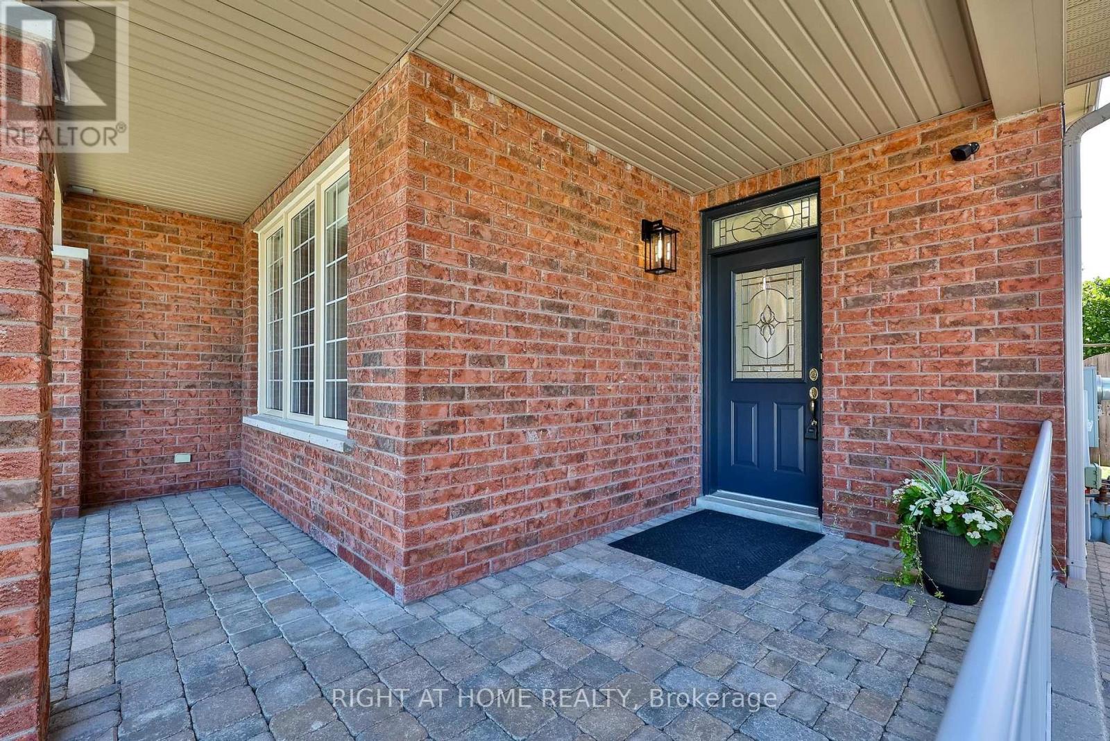 9 Grand Oak Drive, Richmond Hill, Ontario  L4E 4E8 - Photo 4 - N13609634