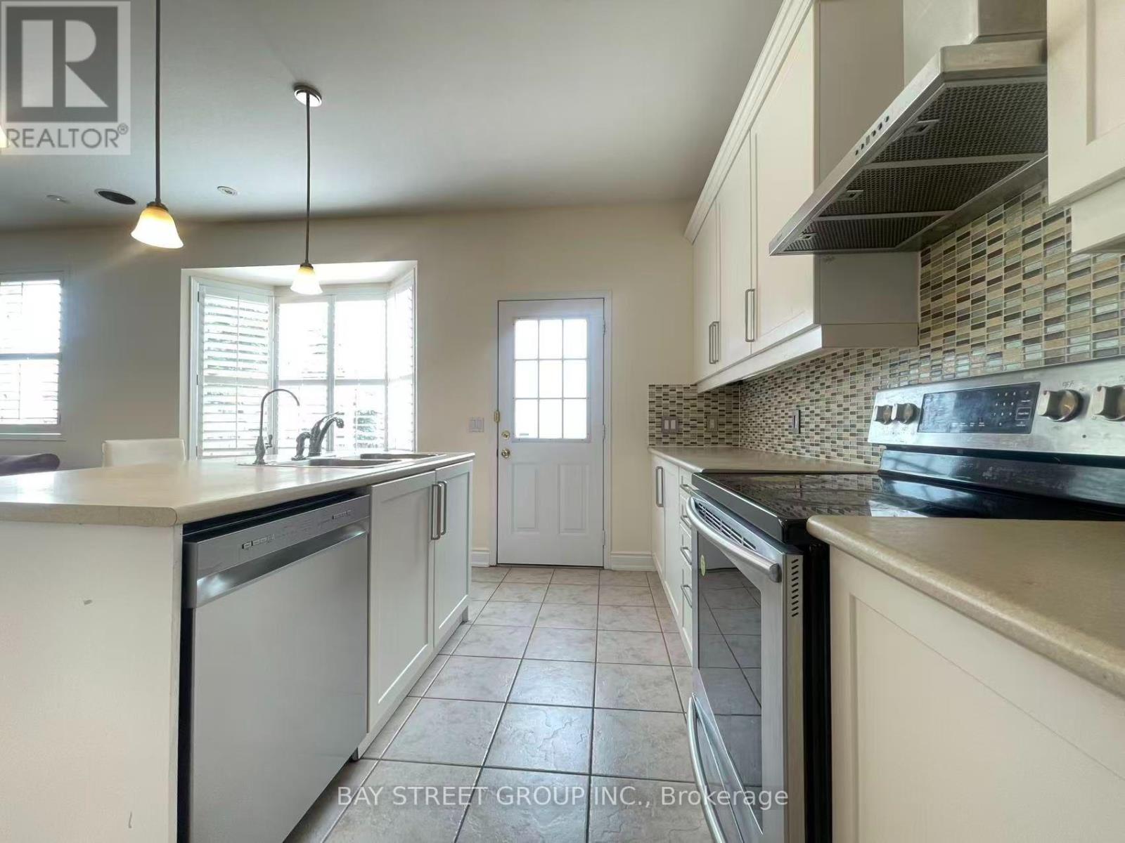 11 Belgrave Square, Markham, Ontario  L6C 2T1 - Photo 12 - N13565674