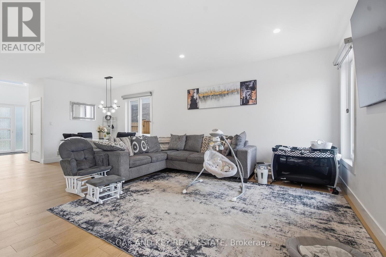 25 Alexander Circle, Strathroy-Caradoc, Ontario  N7G 0B4 - Photo 12 - X12964352