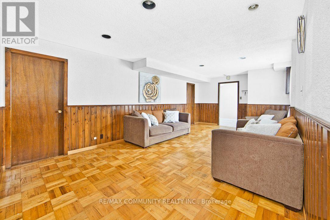 17 Tineta Crescent, Toronto, Ontario  M1S 2Y5 - Photo 4 - E13609424