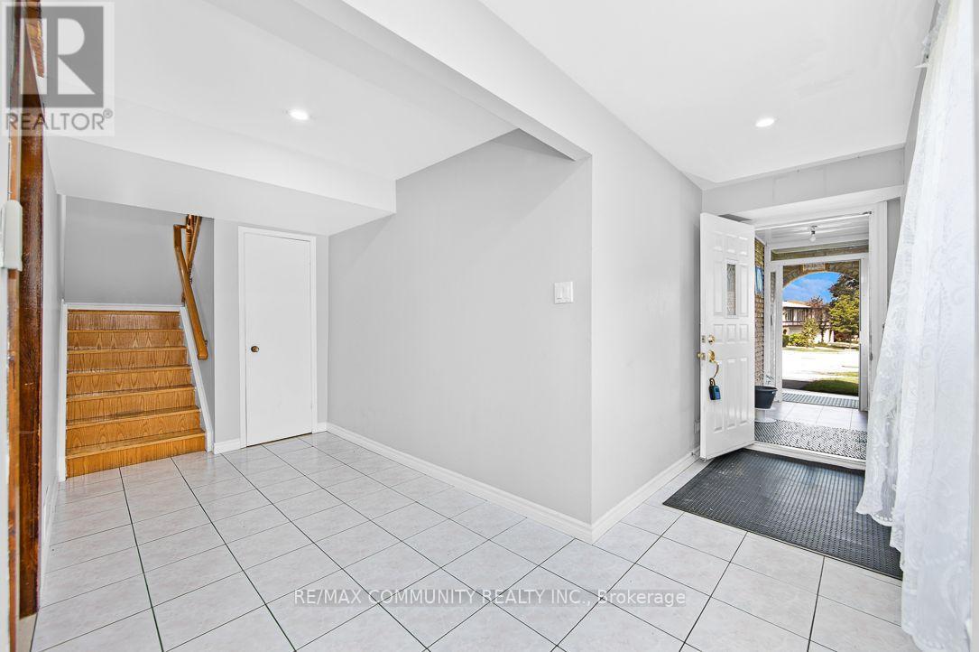 17 Tineta Crescent, Toronto, Ontario  M1S 2Y5 - Photo 2 - E13609424