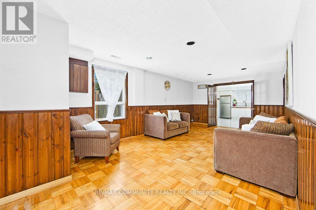 17 Tineta Crescent, Toronto, Ontario  M1S 2Y5 - Photo 3 - E13609424