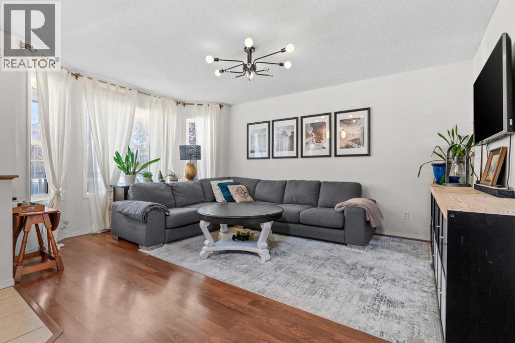 85 Evermeadow Manor SW, Calgary, Alberta  T2Y 4W8 - Photo 4 - A2327764