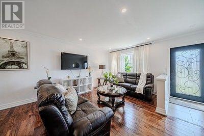 60 Dorking Crescent, Toronto, Ontario  M3M 2B6 - Photo 4 - W13610218
