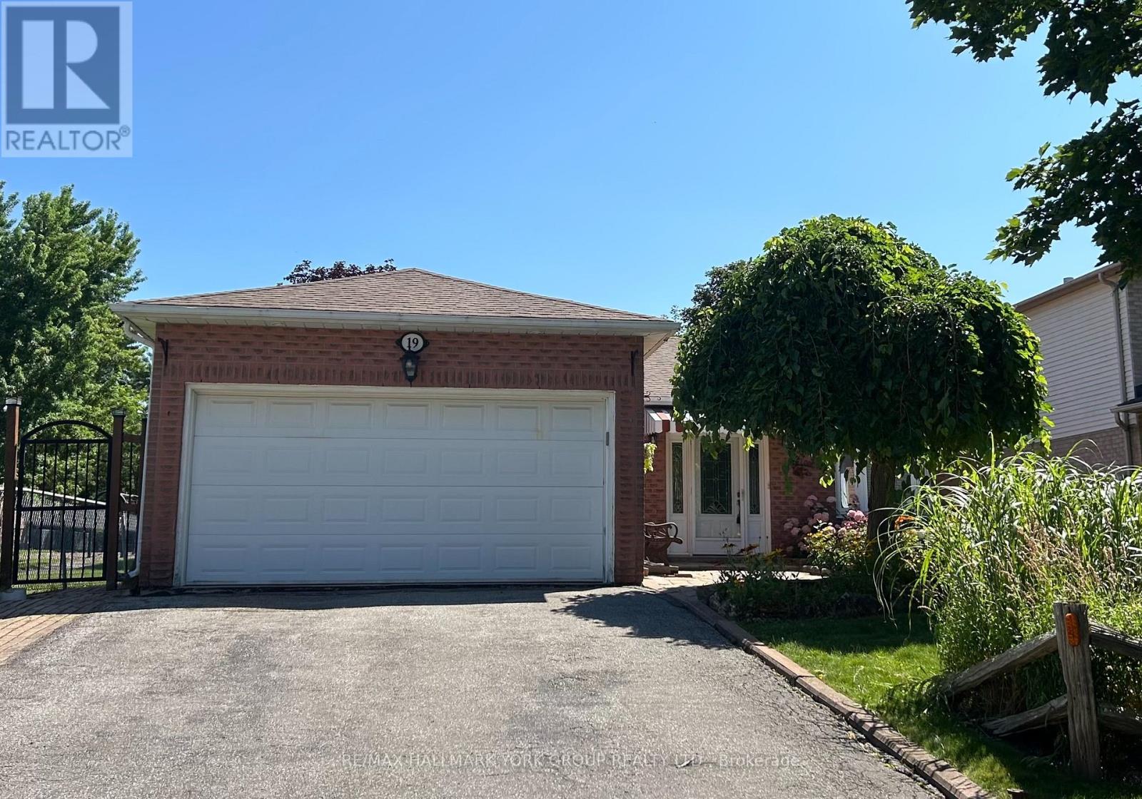 19 STONEHILL BOULEVARD, East Gwillimbury, Ontario