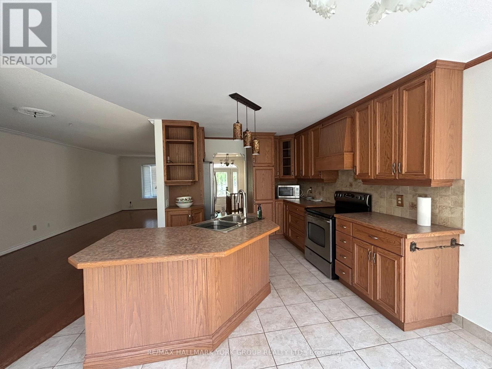 19 Stonehill Boulevard, East Gwillimbury, Ontario  L9N 1C9 - Photo 3 - N13610282