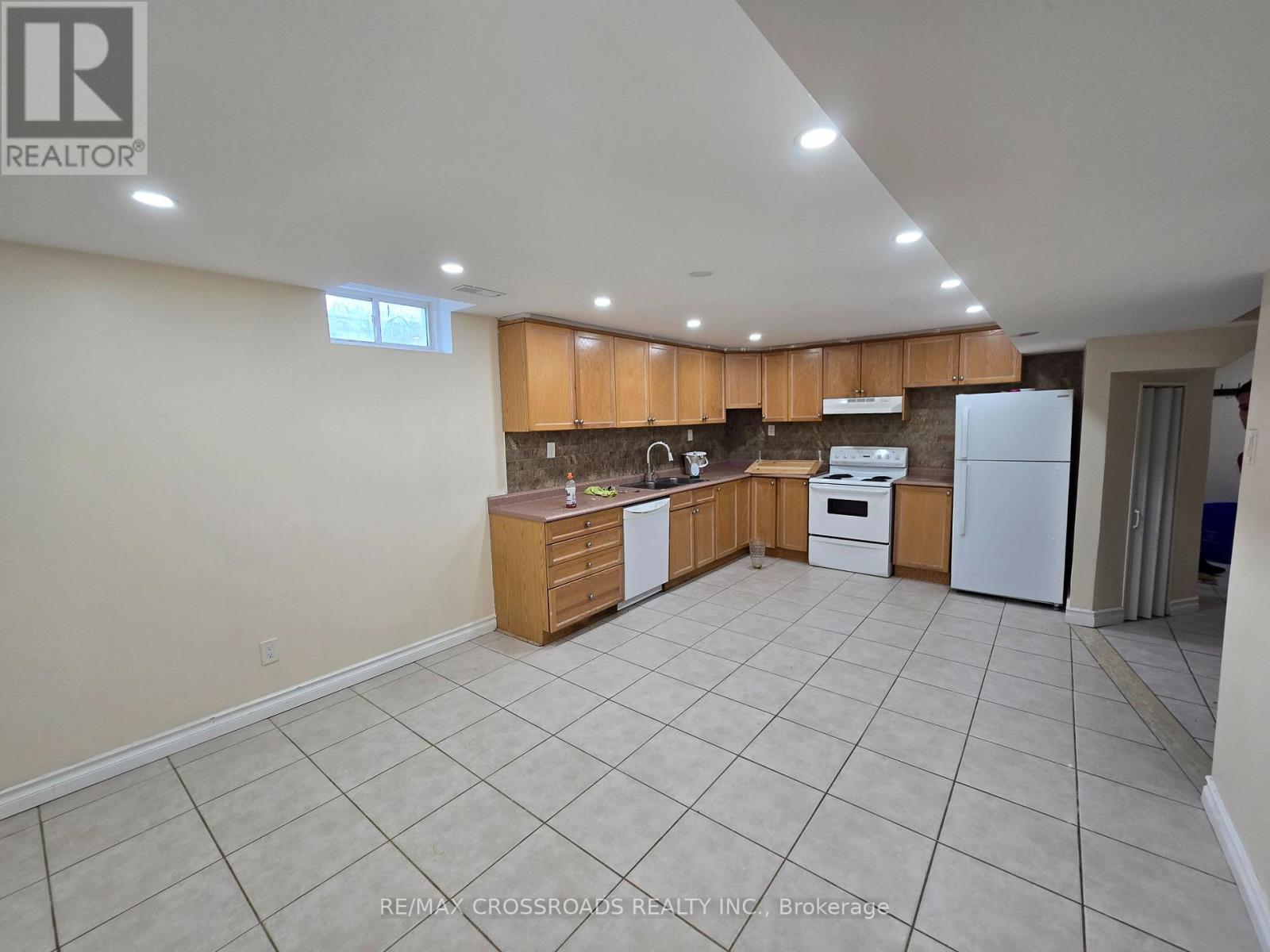 34 Sonley Drive, Whitby, Ontario  L1R 3B3 - Photo 3 - E13610362