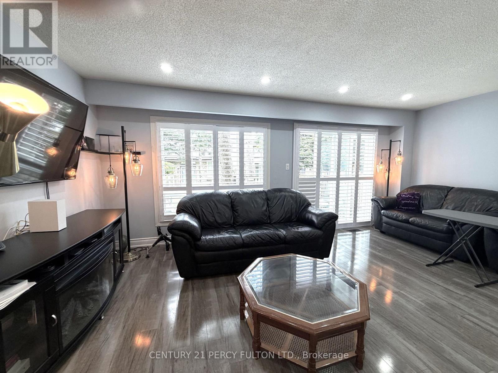 26 Robbinstone Drive, Toronto, Ontario  M1B 2E6 - Photo 9 - E13477966