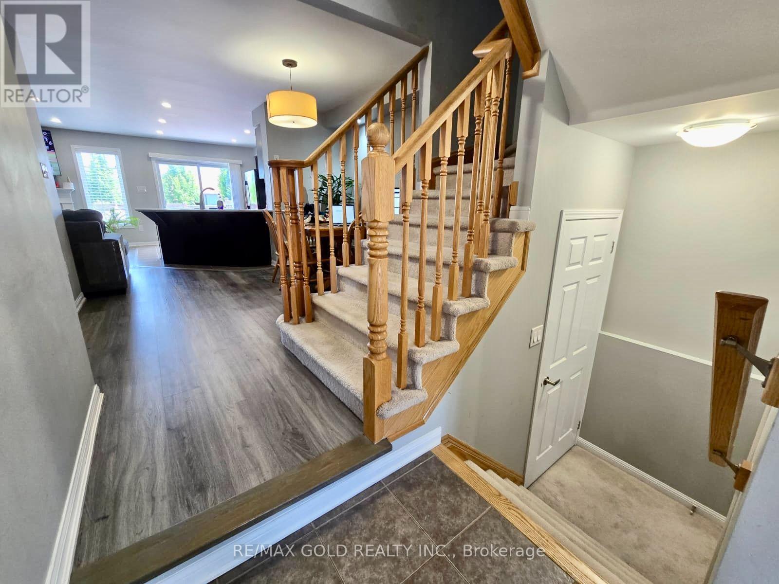 1061 Nadalin Heights, Milton, Ontario  L9T 8H3 - Photo 2 - W13610434