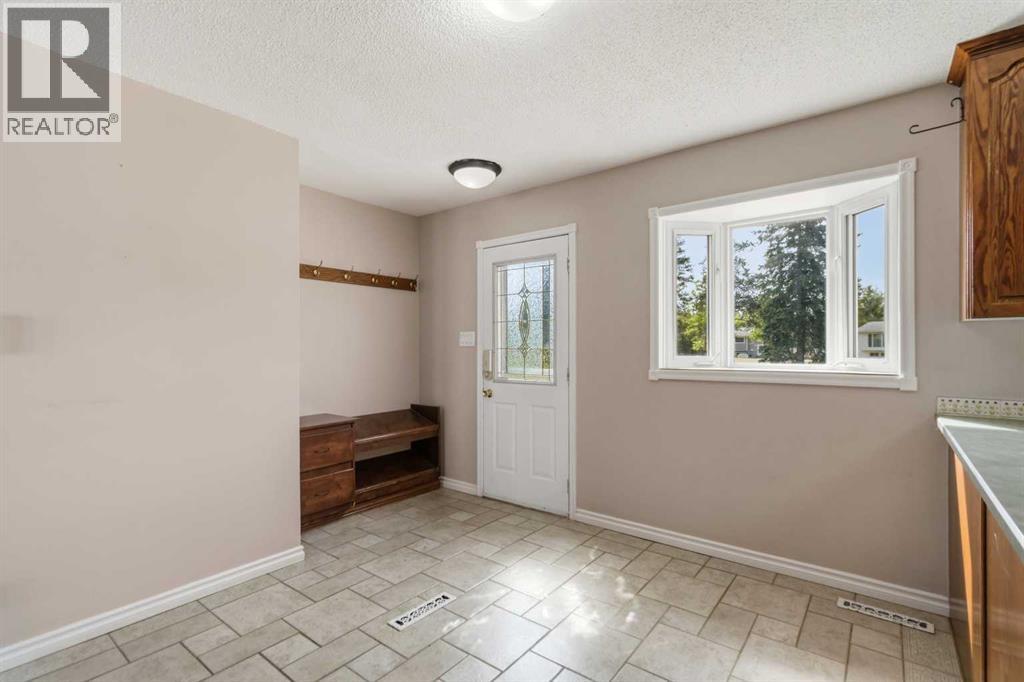 18 Clark Crescent, Fort Mcmurray, Alberta  T9H 1M8 - Photo 2 - A2326402