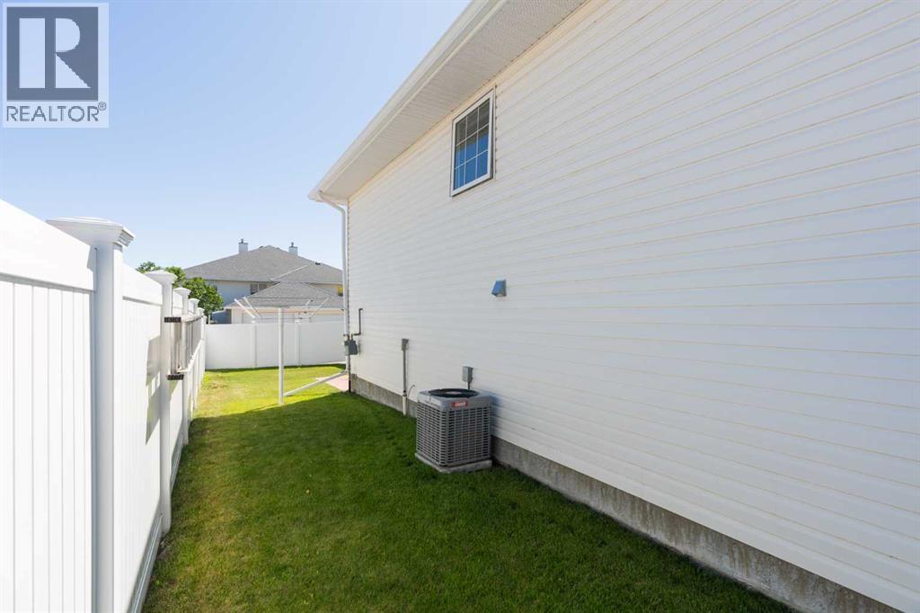 19 Chilcotin Lane W, Lethbridge, Alberta  T1K 7G8 - Photo 3 - A2326634