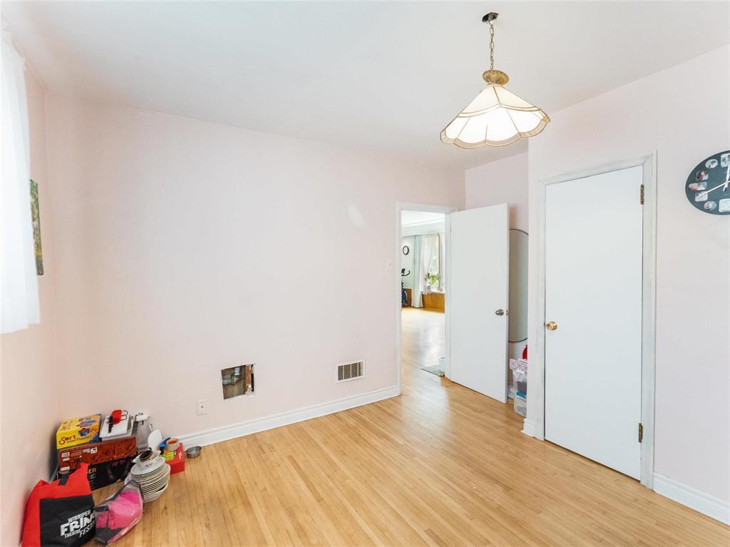 227 Forrest Avenue, Winnipeg, Manitoba R2V 1J9 - Photo 16 - 202618675