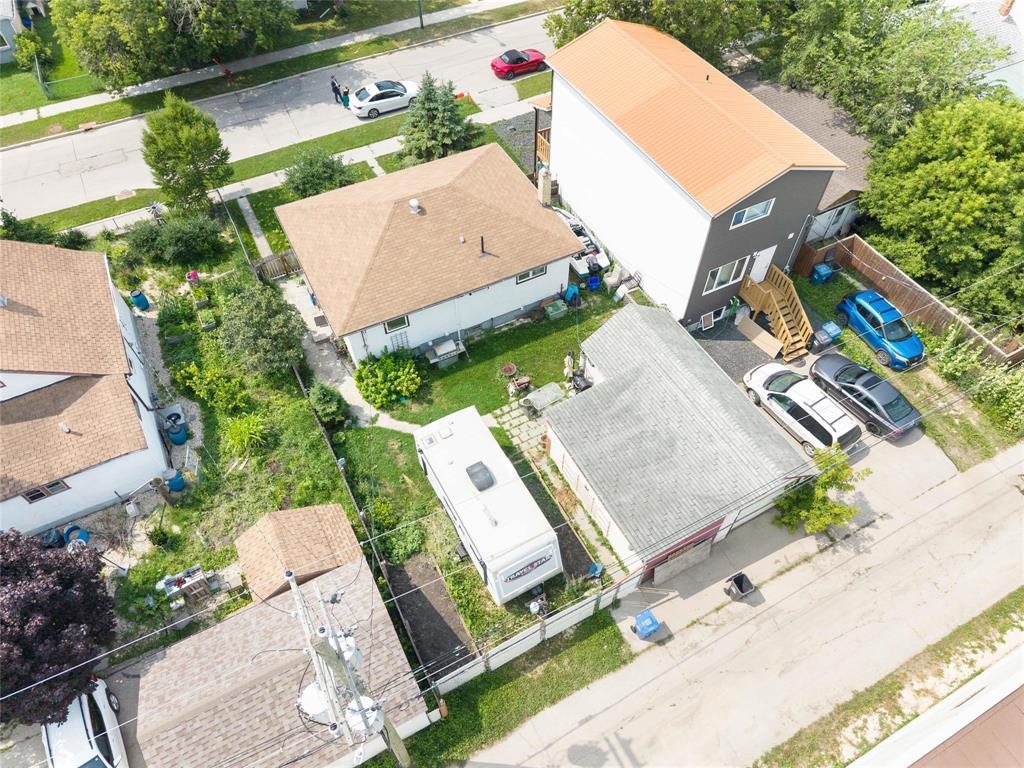 227 Forrest Avenue, Winnipeg, Manitoba R2V 1J9 - Photo 2 - 202618675