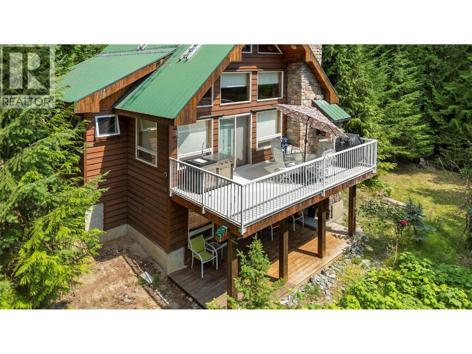7621 Hudson Road, Anglemont, British Columbia  V0E 1M8 - Photo 1 - 10396014