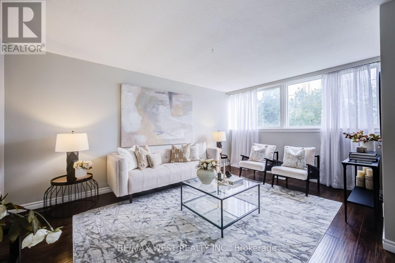 3226 - 3226 The Credit Woodlands, Mississauga, Ontario  L5C 2J6 - Photo 3 - W13574488