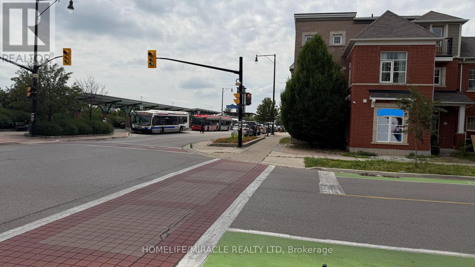 52 Commuter Drive, Brampton, Ontario  L7A 0R3 - Photo 5 - W13529782