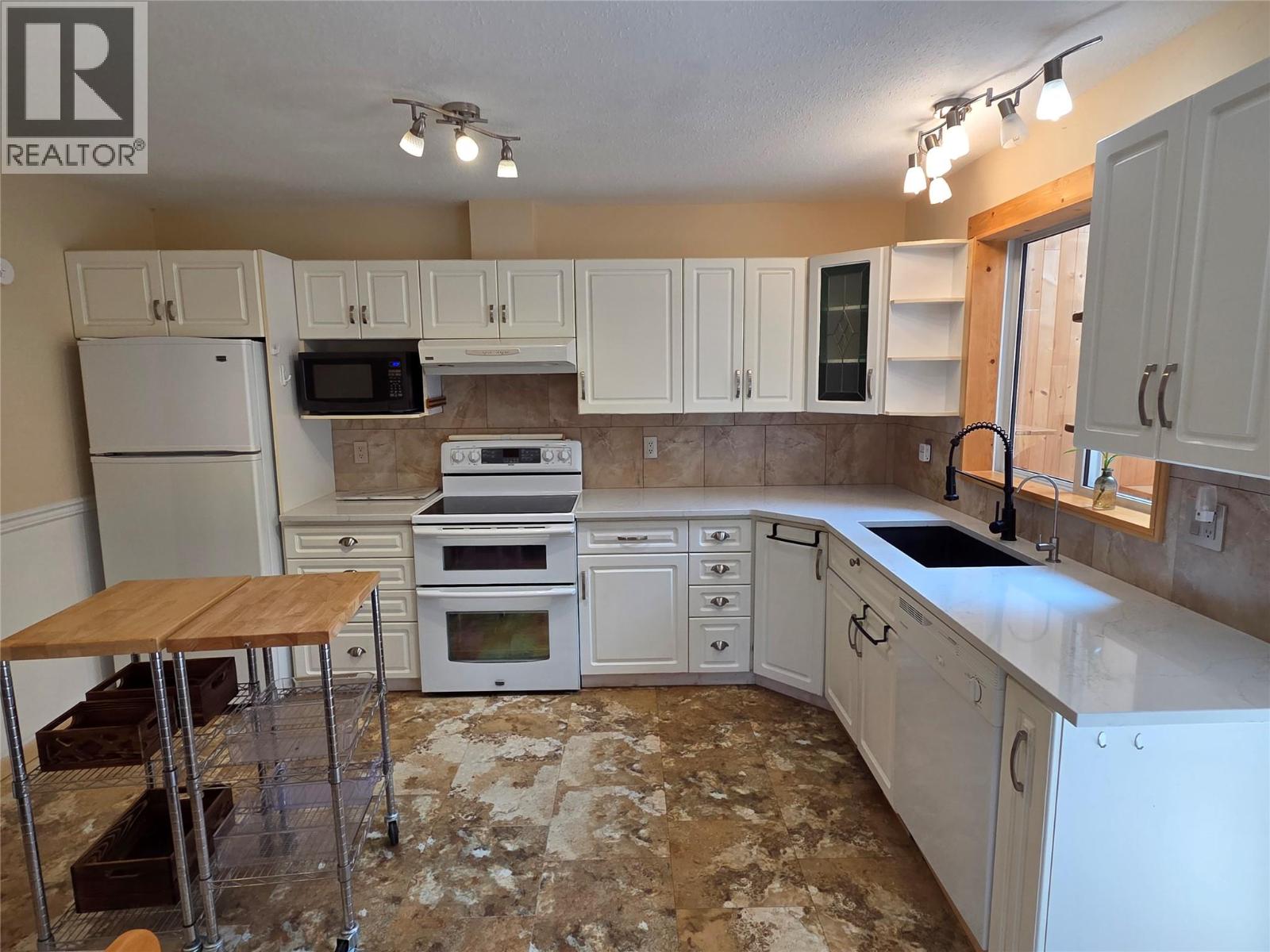 425 3rd Avenue, Keremeos, British Columbia  V0X 1N2 - Photo 5 - 10385674