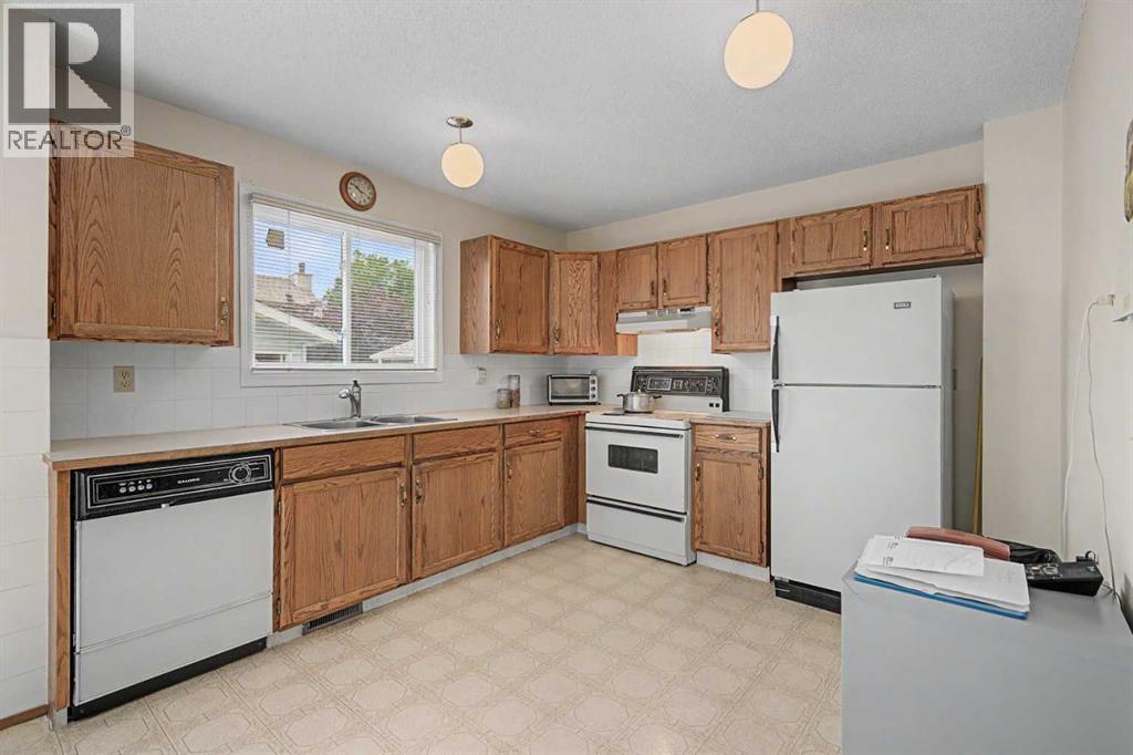 232 Erin Woods Drive Se, Calgary, Alberta  T2B 3B9 - Photo 9 - A2325376