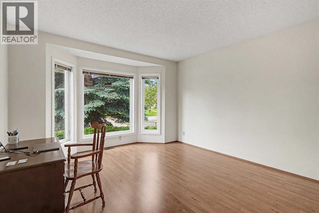 232 Erin Woods Drive Se, Calgary, Alberta  T2B 3B9 - Photo 3 - A2325376