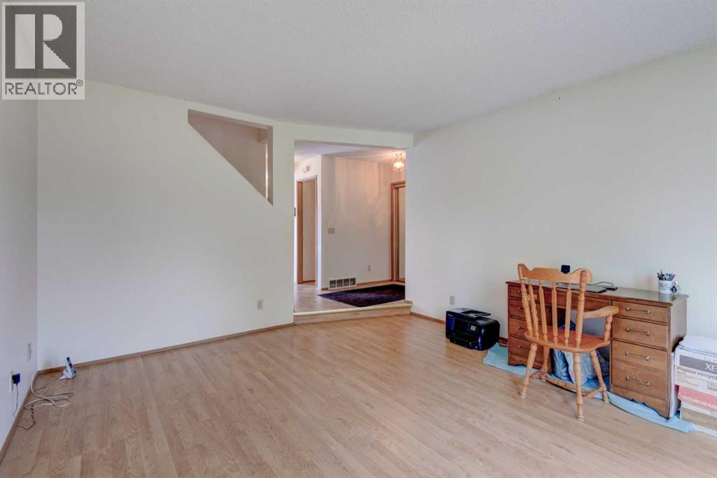 232 Erin Woods Drive Se, Calgary, Alberta  T2B 3B9 - Photo 5 - A2325376
