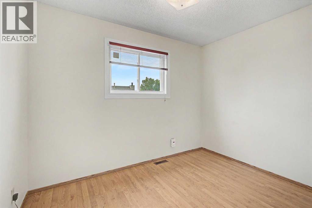 232 Erin Woods Drive Se, Calgary, Alberta  T2B 3B9 - Photo 17 - A2325376