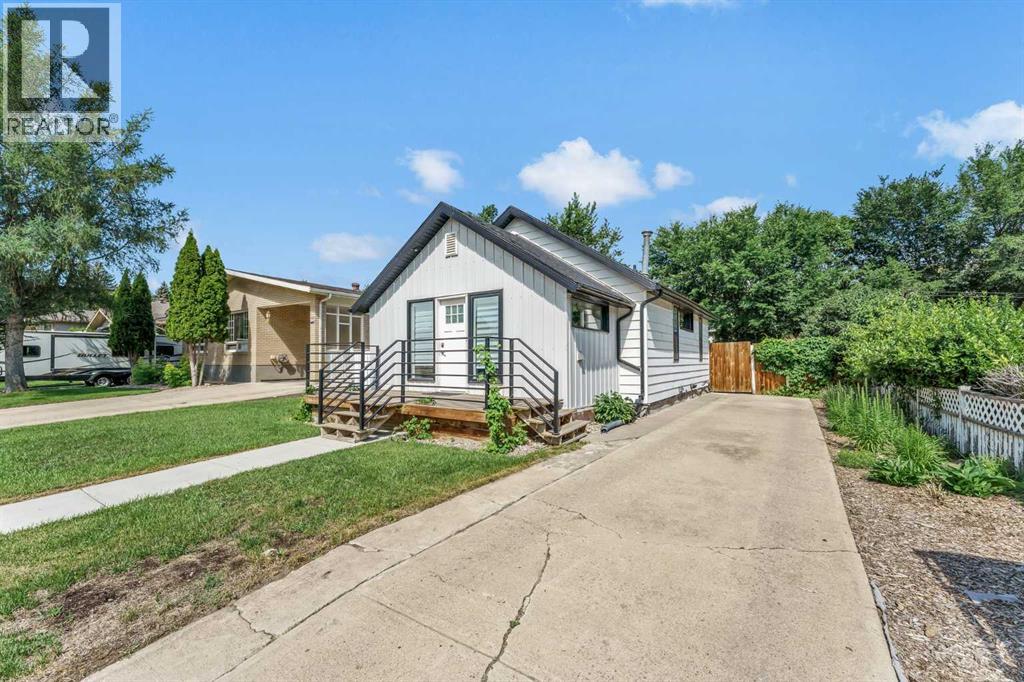 166a 3 Street Ne, Medicine Hat, Alberta  T1A 5M1 - Photo 3 - A2329779