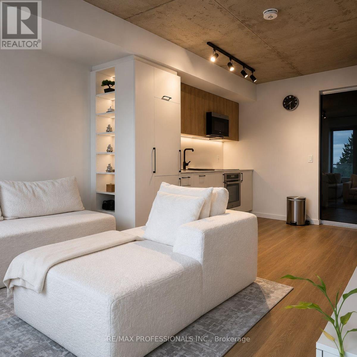 301 - 689 The Queensway Street, Toronto, Ontario  M8Y 1L1 - Photo 2 - W13611066