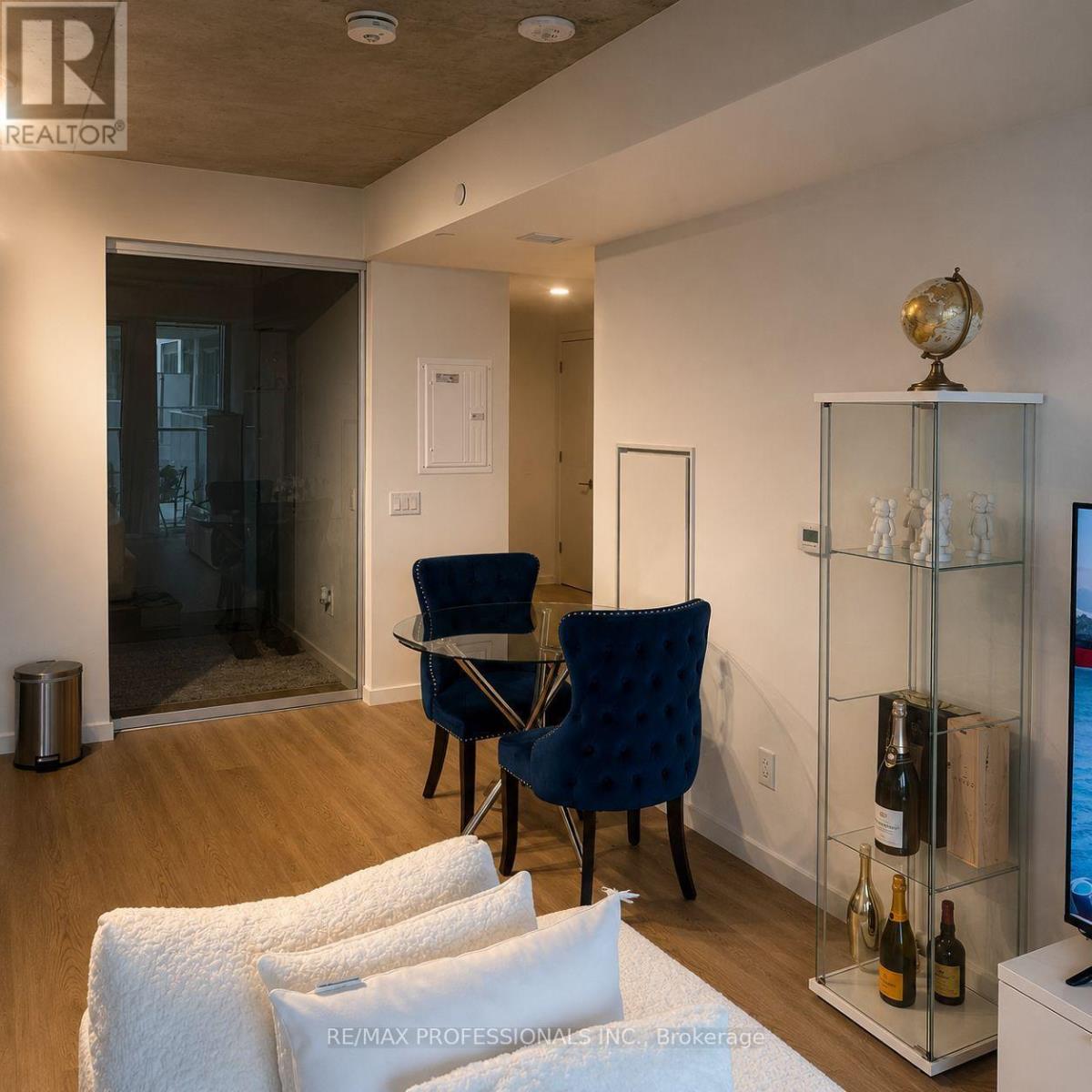301 - 689 The Queensway Street, Toronto, Ontario  M8Y 1L1 - Photo 5 - W13611066