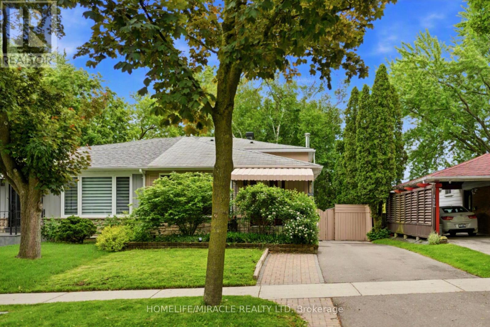 1612 Wavell Crescent, Mississauga, Ontario  L4X 1X1 - Photo 2 - W13288604