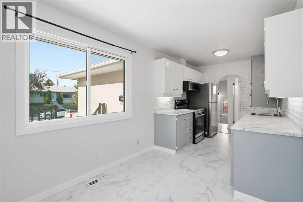 6119 Blackthorn Crescent Ne, Calgary, Alberta  T2K 3X5 - Photo 10 - A2319934