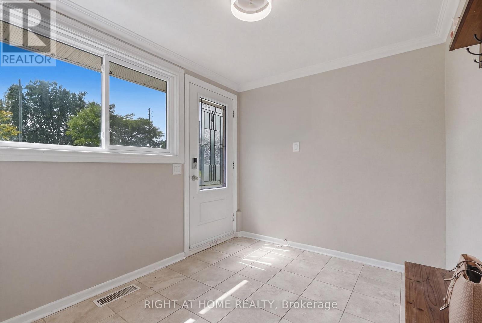 2346 Edwin Crescent, Ottawa, Ontario  K2C 1H7 - Photo 3 - X13611094