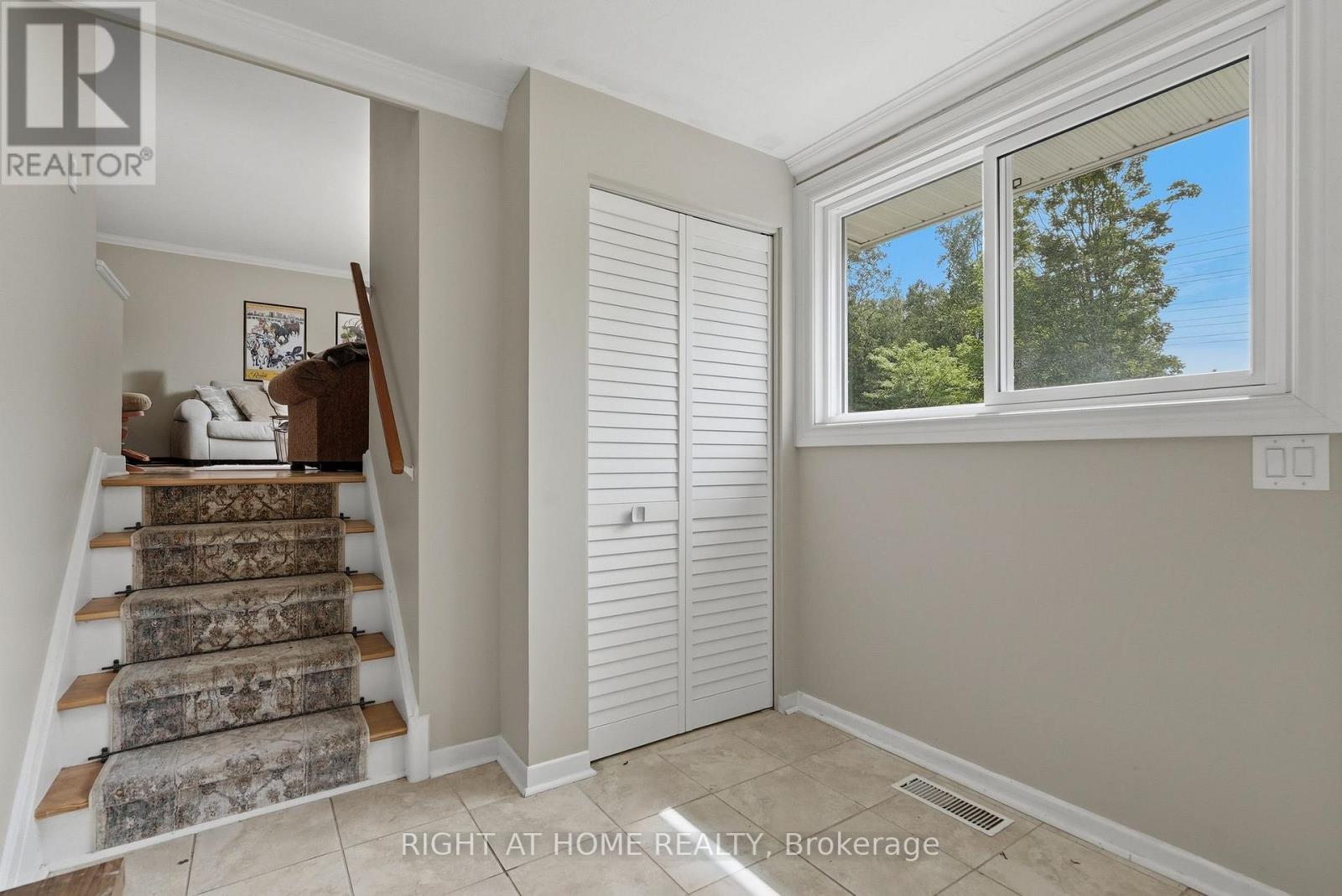 2346 Edwin Crescent, Ottawa, Ontario  K2C 1H7 - Photo 4 - X13611094