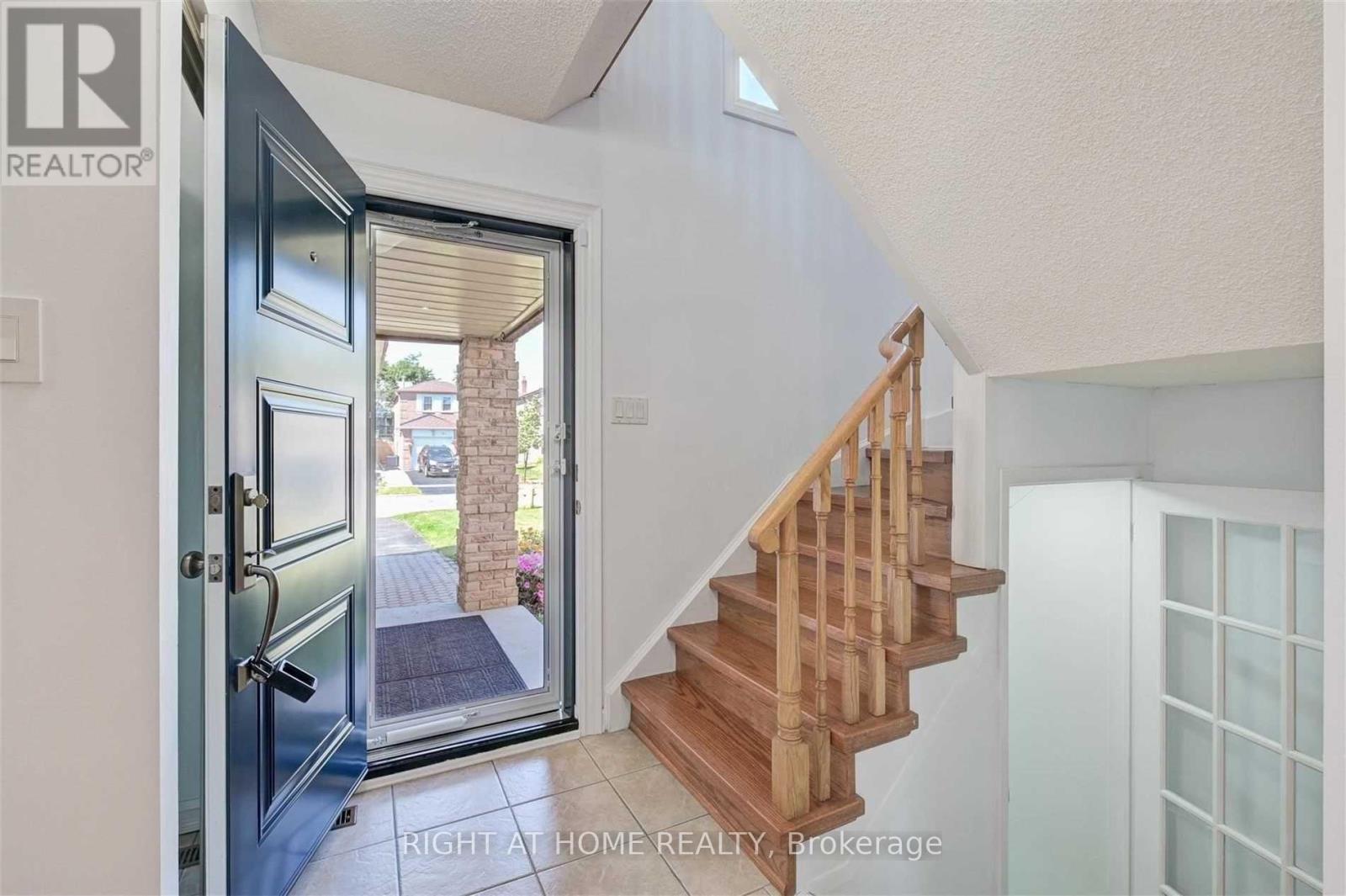 121 Radford Drive, Ajax, Ontario  L1T 2C3 - Photo 3 - E13611146