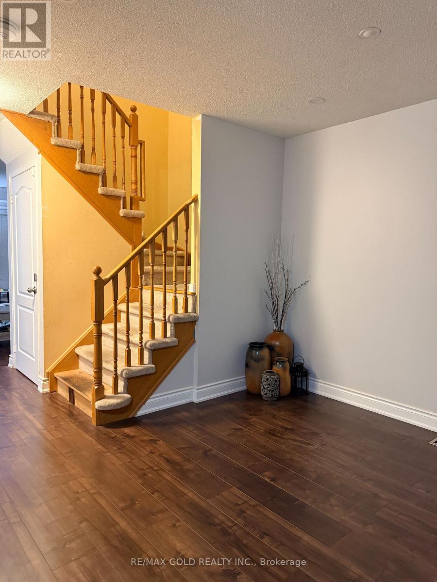 24 Junction Crescent, Brampton, Ontario  L7A 2G6 - Photo 3 - W13611152