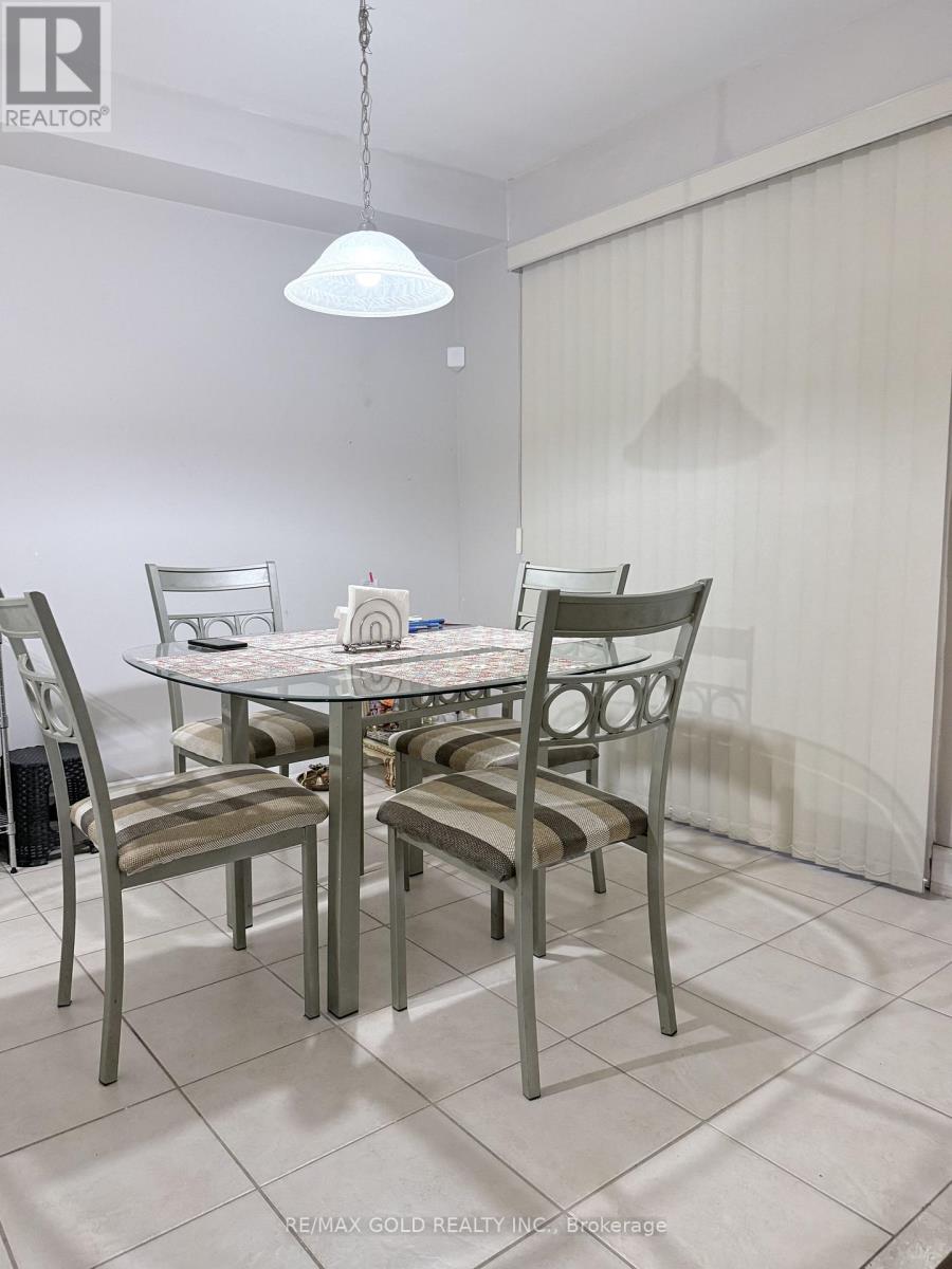 24 Junction Crescent, Brampton, Ontario  L7A 2G6 - Photo 4 - W13611152