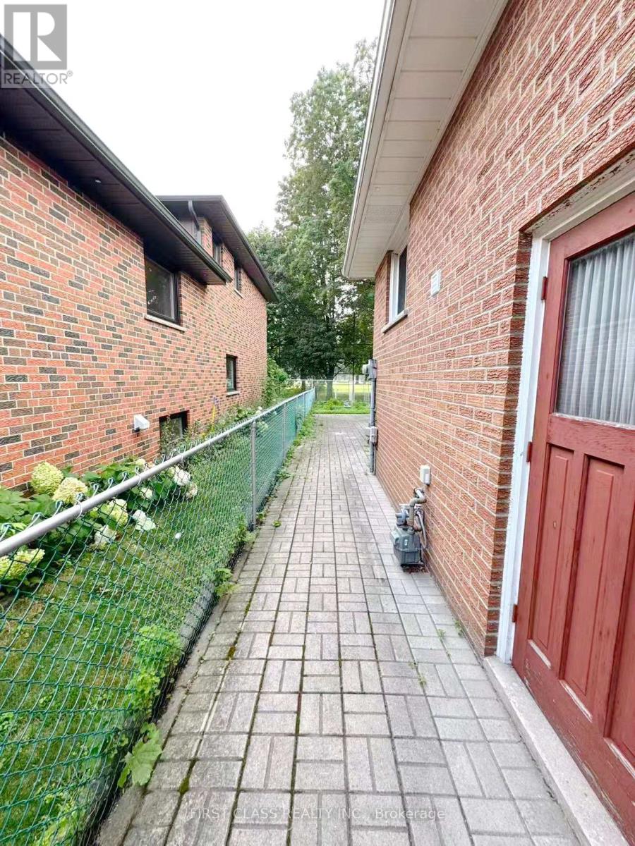 Lower Unit - 1353 Myron Drive, Mississauga, Ontario  L5E 2N5 - Photo 2 - W13611156