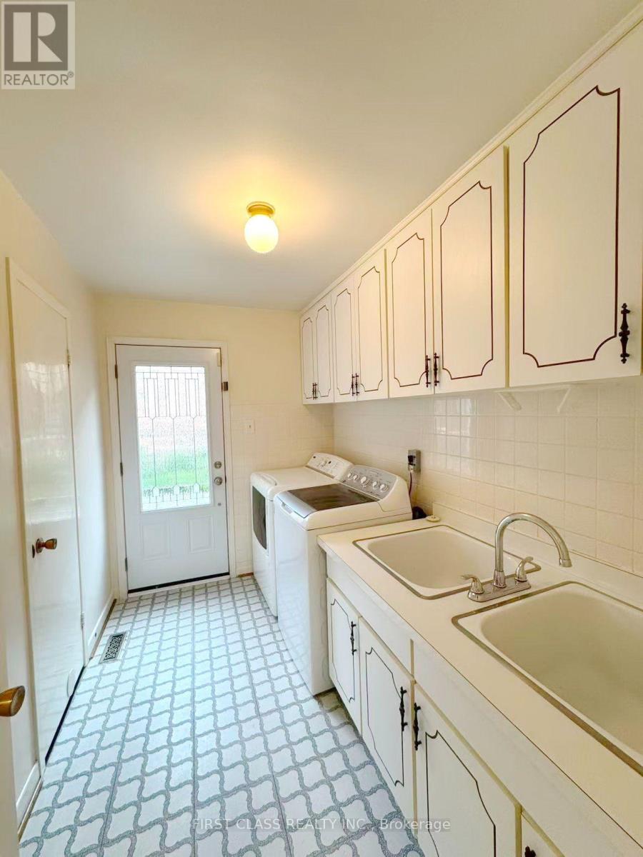 Lower Unit - 1353 Myron Drive, Mississauga, Ontario  L5E 2N5 - Photo 4 - W13611156