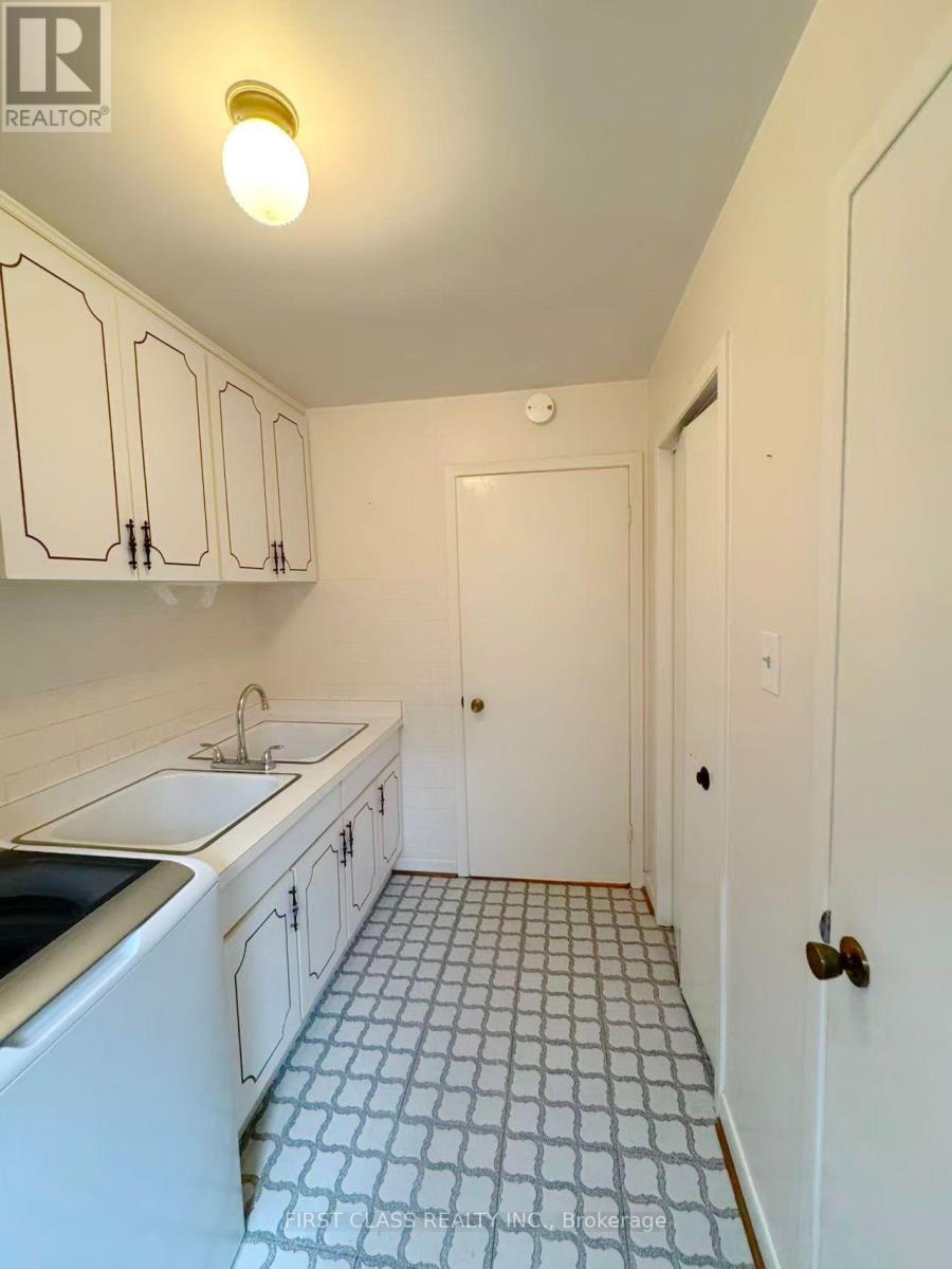 Lower Unit - 1353 Myron Drive, Mississauga, Ontario  L5E 2N5 - Photo 5 - W13611156